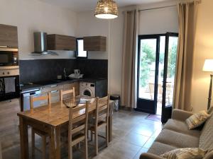 - une cuisine et une salle à manger avec une table et un canapé dans l'établissement Manade Cavallini - Mas de Pioch, à Saintes-Maries-de-la-Mer