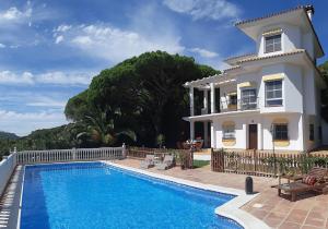 una villa con piscina frente a una casa en Finca Sotolindo, en Vejer de la Frontera