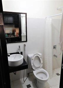 Bathroom sa Studio Condominium - Short and Long Term Staycation