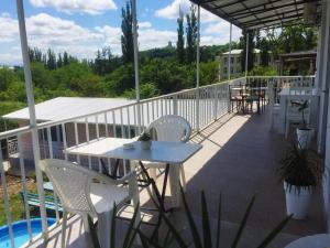 Rõdu või terrass majutusasutuses Holiday House