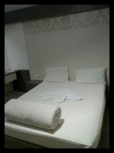 Un pat sau paturi într-o cameră la Guest House Dabi