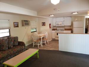 Il comprend un salon avec un canapé et une table. dans l'établissement Parmer's Resort, à Little Torch Key