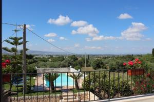 einen Blick vom Balkon eines Hauses mit Pool in der Unterkunft Villa Clara in Chiaramonte Gulfi