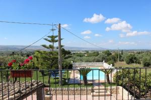 基亞拉蒙泰古爾菲的住宿－Villa Clara，阳台享有泳池美景。