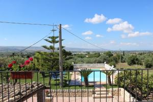 einen Blick vom Balkon eines Hauses mit Pool in der Unterkunft Villa Clara in Chiaramonte Gulfi