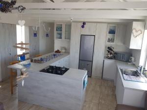 A kitchen or kitchenette at SONVANGER VILLA YZERFONTEIN