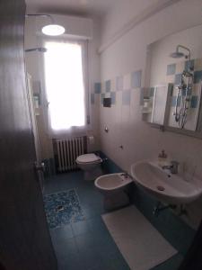 a bathroom with a sink and a toilet at Appartamento vista mare Misano Adriatico in Misano Adriatico