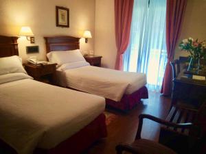 A bed or beds in a room at Hostal Bahía Még 7 kép