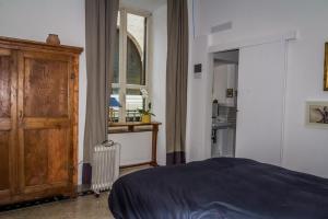 羅馬的住宿－波特加德爾阿蒂住宿加早餐旅館，一间卧室设有一张床和一个窗口