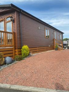 a log cabin with a fence and a yard at Dottys lodge in Felton