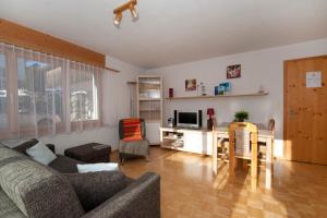 sala de estar con sofá y mesa en Wieser - Ferienwohnung für 2-3 Personen, en Sent