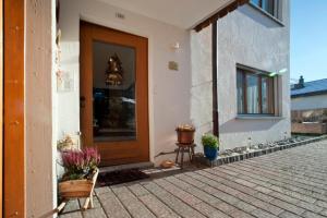 Una porta d'ingresso di una casa con un albero di Natale di Wieser - Ferienwohnung für 2-3 Personen a Sent