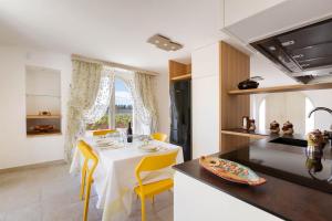 Η κουζίνα ή μικρή κουζίνα στο Appartamento I Tarocchi Deluxe by BarbarHouse