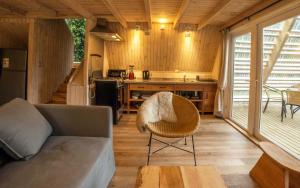sala de estar con sofá y cocina en Termas de Aguas Calientes en Puyehue