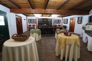 una sala con due tavoli e una sala da pranzo di Monte da Graça a Elvas