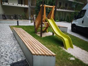 Детска площадка в LUXURY Apartment near fair and central City in few min, with garden