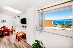 Zimmer mit einem Fenster und einem Esszimmer mit einem Tisch in der Unterkunft Casa Campus in Rovinj