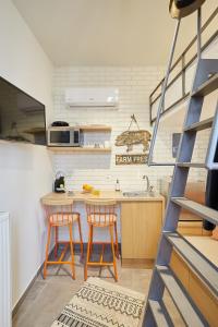 Kuchyňa alebo kuchynka v ubytovaní Mind-blowing petite studio in the heart of Athens!
