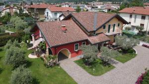 uma vista superior de uma casa com um telhado vermelho em B&B agli Ulivi em Marostica