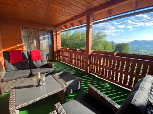 una veranda schermata con divani e tavolo di Luxusní horský apartmán v Beskydech a Malenovice
