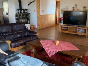 TV a/nebo společenská místnost v ubytování Luxusní horský apartmán v Beskydech