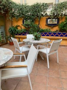El Camí Hotel في كامبريلس: طاولة وكراسي على فناء به نباتات