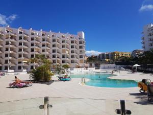 un gran hotel con una piscina y un complejo en Great 'San Marino' Terrace and Pool en Los Cristianos