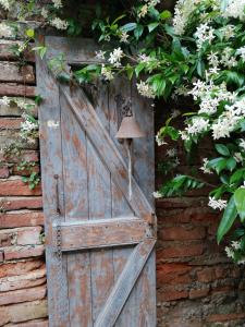 une vieille porte en bois avec une lampe sur elle dans l'établissement Gîte bord du Tarn, à Gaillac