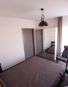 a bedroom with a bed and a mirror at Apartament Słoneczny 5 Mórz in Sianozety