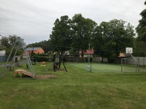 un parque vacío con pista de tenis y pista de tenis en Podkroví s koupelnou en Svinařov