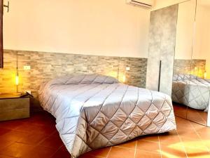 una camera con un grande letto e un muro di mattoni di B&B Villa Ermanna a Mantova