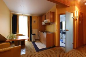 ルクセンブルクにあるAu P'tit Max - Studios hotelの小さなキッチン(シンク、テーブル付)