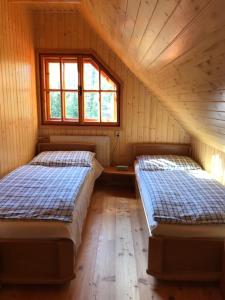 Posteľ alebo postele v izbe v ubytovaní Drevenica Starý Mlyn