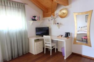a room with a desk with a computer and a mirror at B&B agli Ulivi in Marostica