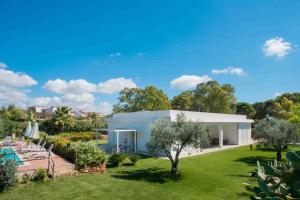 a house with a garden and a swimming pool at Pietre Rosse Sicule - case vacanze Elena e Marta in Montevago