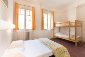 Двухъярусная кровать или двухъярусные кровати в номере Village Vacances Le Lion de Mer (by Popinns)