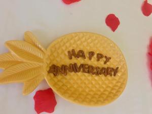 ローマにあるAlloggio Turistico Colosseoの黄色いケーキに 幸せの記念日を刻んだもの
