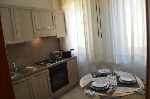 a kitchen with a table with plates and glasses on it at Le stanze dell'Olimpo in Agrigento