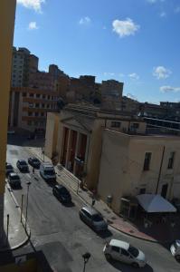 un grupo de autos estacionados en un estacionamiento en Le stanze dell'Olimpo en Agrigento