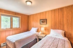 Säng eller sängar i ett rum på Scenic Forest Lodge Outside Glacier National Park!