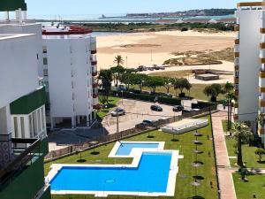 Bazén v ubytovaní GATU Verano en la playa con parking, wifi, piscina alebo v jeho blízkosti