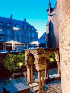 a stone bridge in front of a building at Appartement l'émeraude à Saint Malo Intra-Muros in Saint Malo