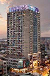 un edificio alto con luces encima en Fullon Hotel Kaohsiung en Kaohsiung