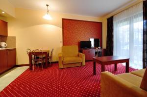 uma sala de estar com um sofá e uma mesa em Apartamenty Continental em Krynica Morska