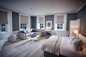 A seating area at Barnett Hill Hotel 