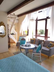 維塞烏卡的住宿－Cafe Duo，客厅配有沙发和桌子