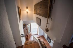 - une vue sur un escalier dans une maison dans l'établissement La Casita De Ana, à Jimena de la Frontera