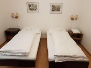 Een bed of bedden in een kamer bij Bottega del Vino Guesthouse