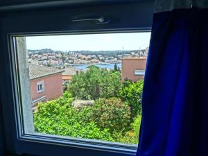 Nespecifikovaný výhled na destinaci Mali Lošinj nebo výhled na město při pohledu z apartmánu