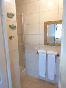 維塞烏卡的住宿－Cafe Duo，带淋浴和2条白色毛巾的浴室